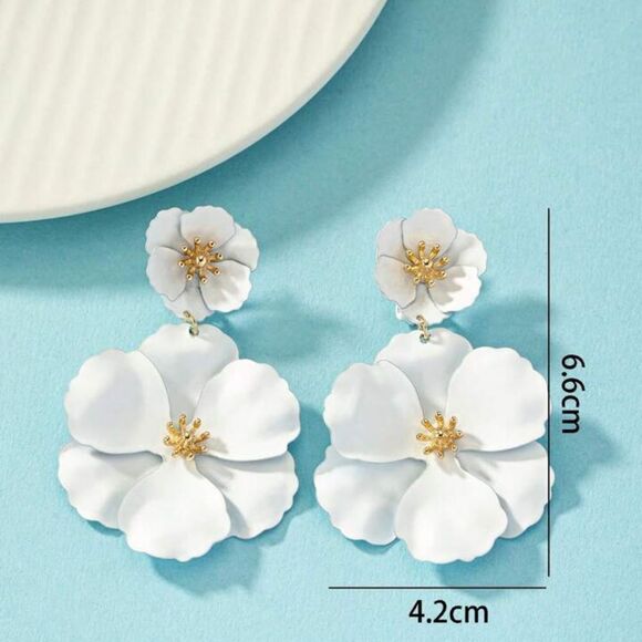 Elegant White Floral Flower Shaped Metal Clip-On Earrings With Pendants Earrings - Picture 4 of 4